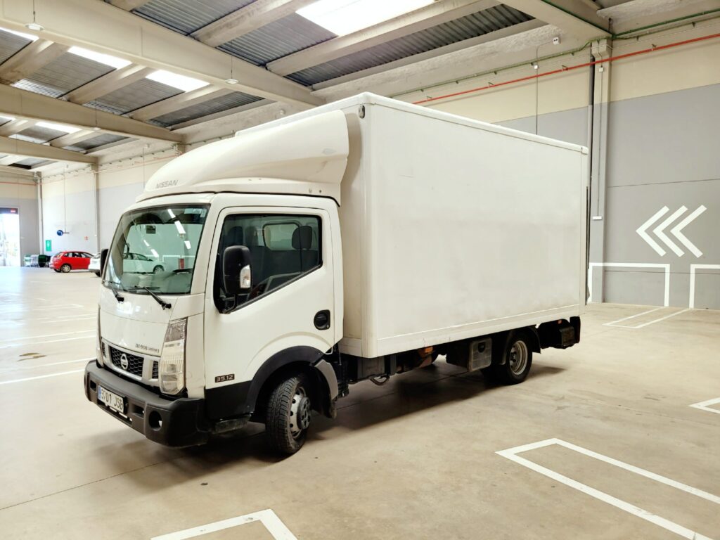 Nissan NT400 caja cerrada 3701JSB